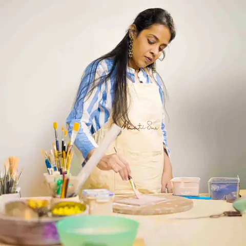 Mentor Arunima Gupta is a passionate ceramics artist and a postgraduate in Ceramics from NID, Ahmedabad.